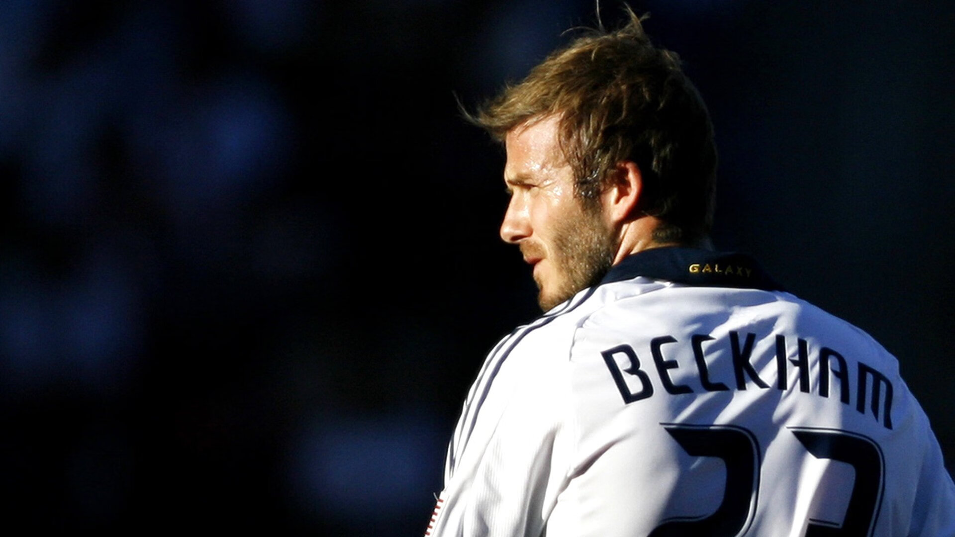 中国足球联赛打造高频赛后球迷访谈节目，记者采访中国足球球迷