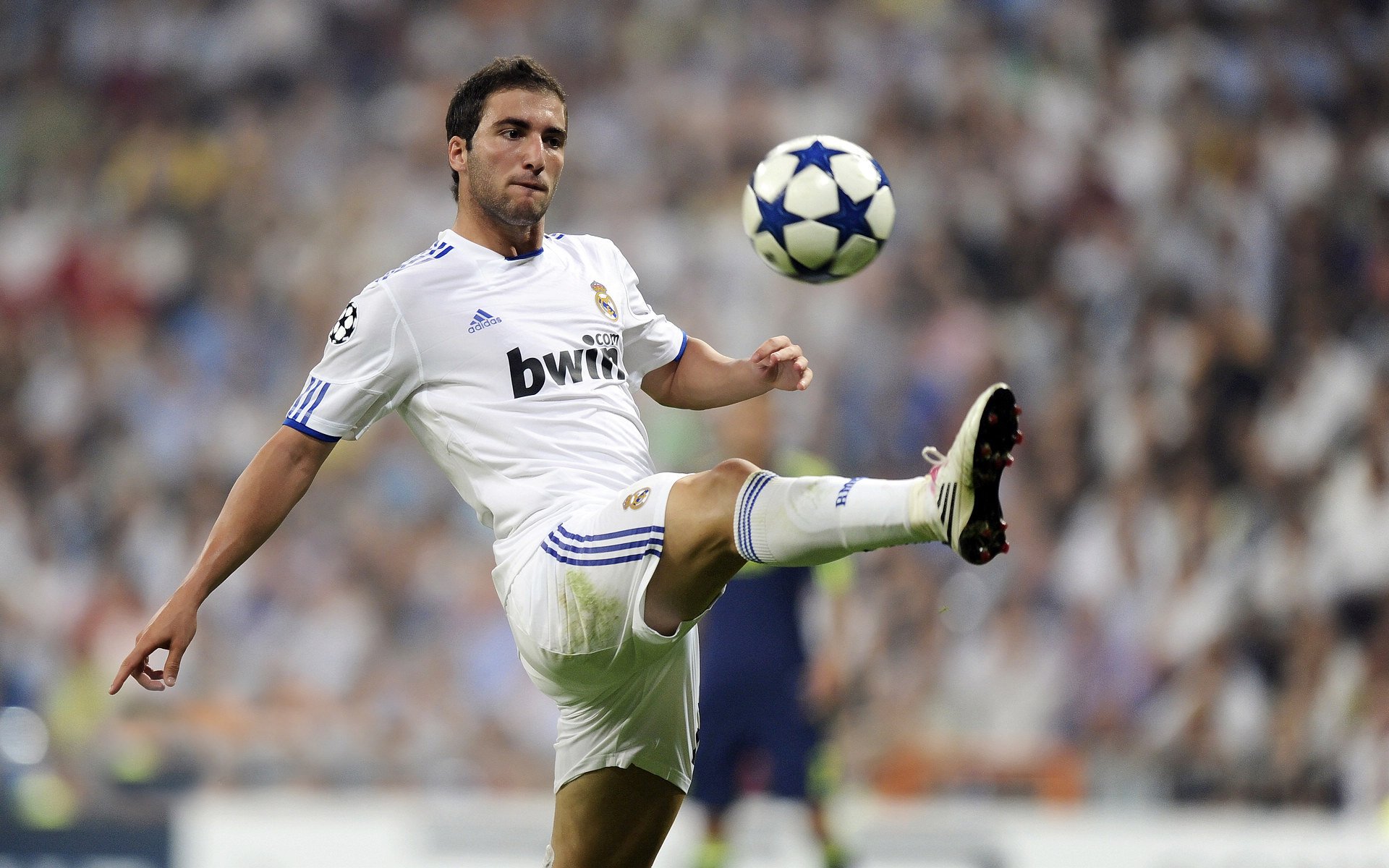 梅西再次展现统治力，引领阿根廷稳步前进